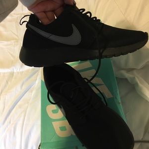 Nike black shoes 6Y = 7 women